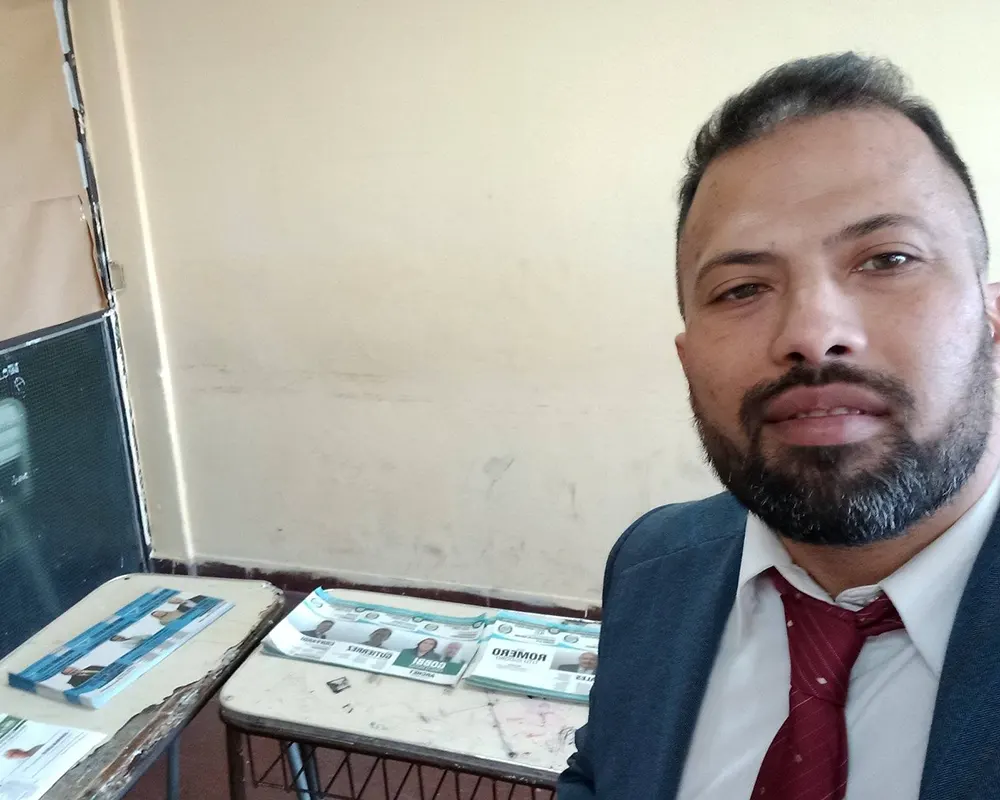 Sergio Madrano, junto a las boletas de su partido en las elecciones primarias del 2023.