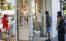 Decenas de comercios de todas las localidades participan de una campaña organizada por el Municipio con precios especiales para estas fiestas.