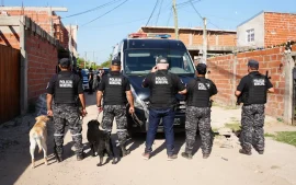 Personal policial en uno de los allanamientos en Maquinista Savio