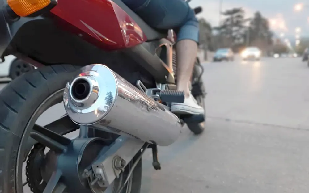 Un ruido menos: Escobar prohíbe la circulación de motos con escapes libres