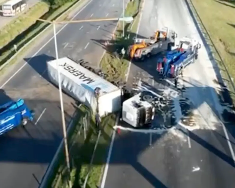 Vista aérea del camión de Maersk volcado mientras las grúas trabajan para levantar la unidad.