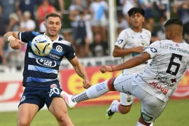 jugadores de Armenio y Acassuso disputan la pelota