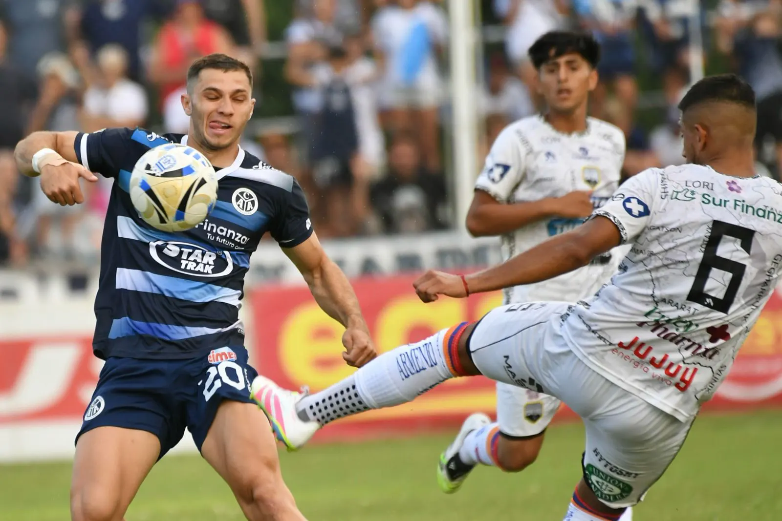 partido de futbol jugadores de Armenio y Acassuso disputan la pelota
