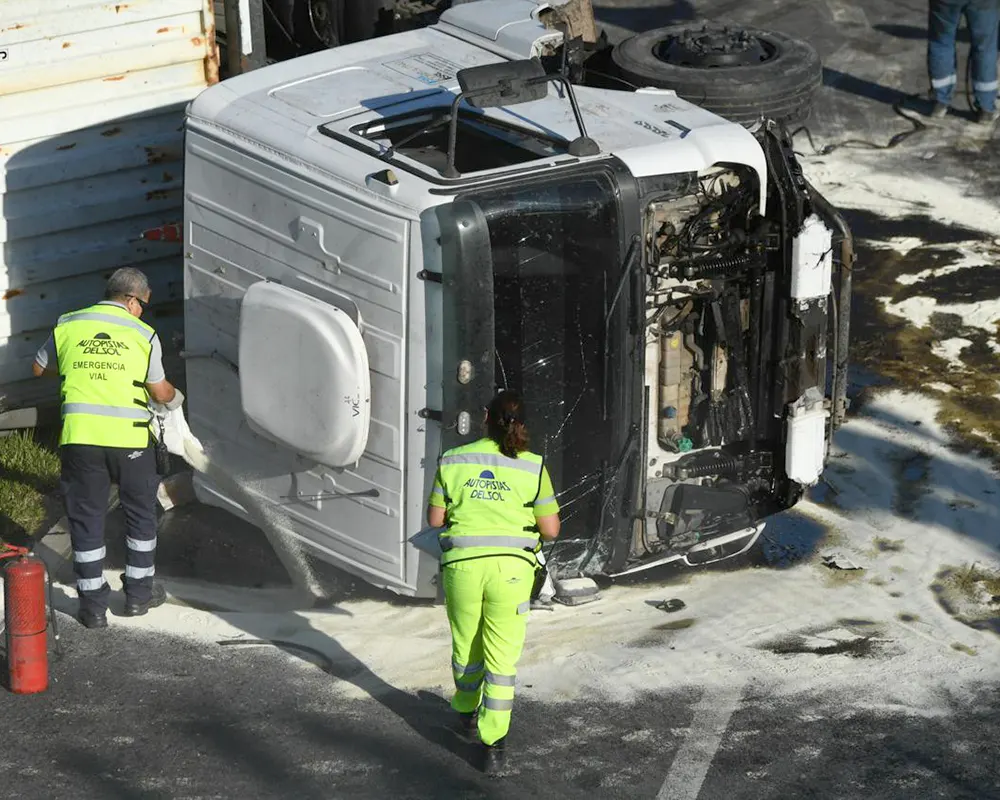 Perosonal de Autopistas de Sol trabajando en la zona.