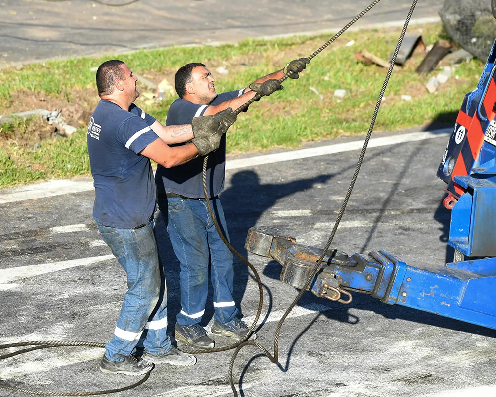 Operarios de las grúas trabajando para mover el camión