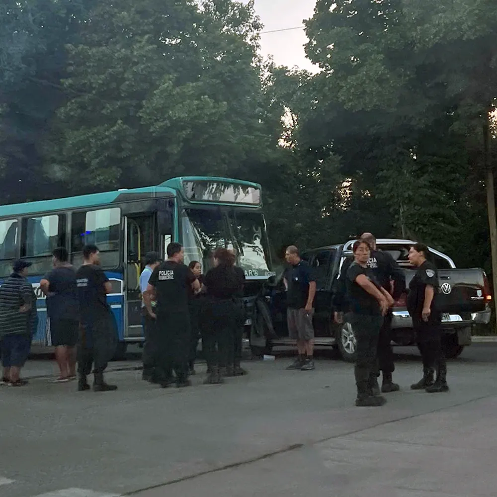 Personal Policial trabajando en la zona para ordenar el tr&aacute;nsito
