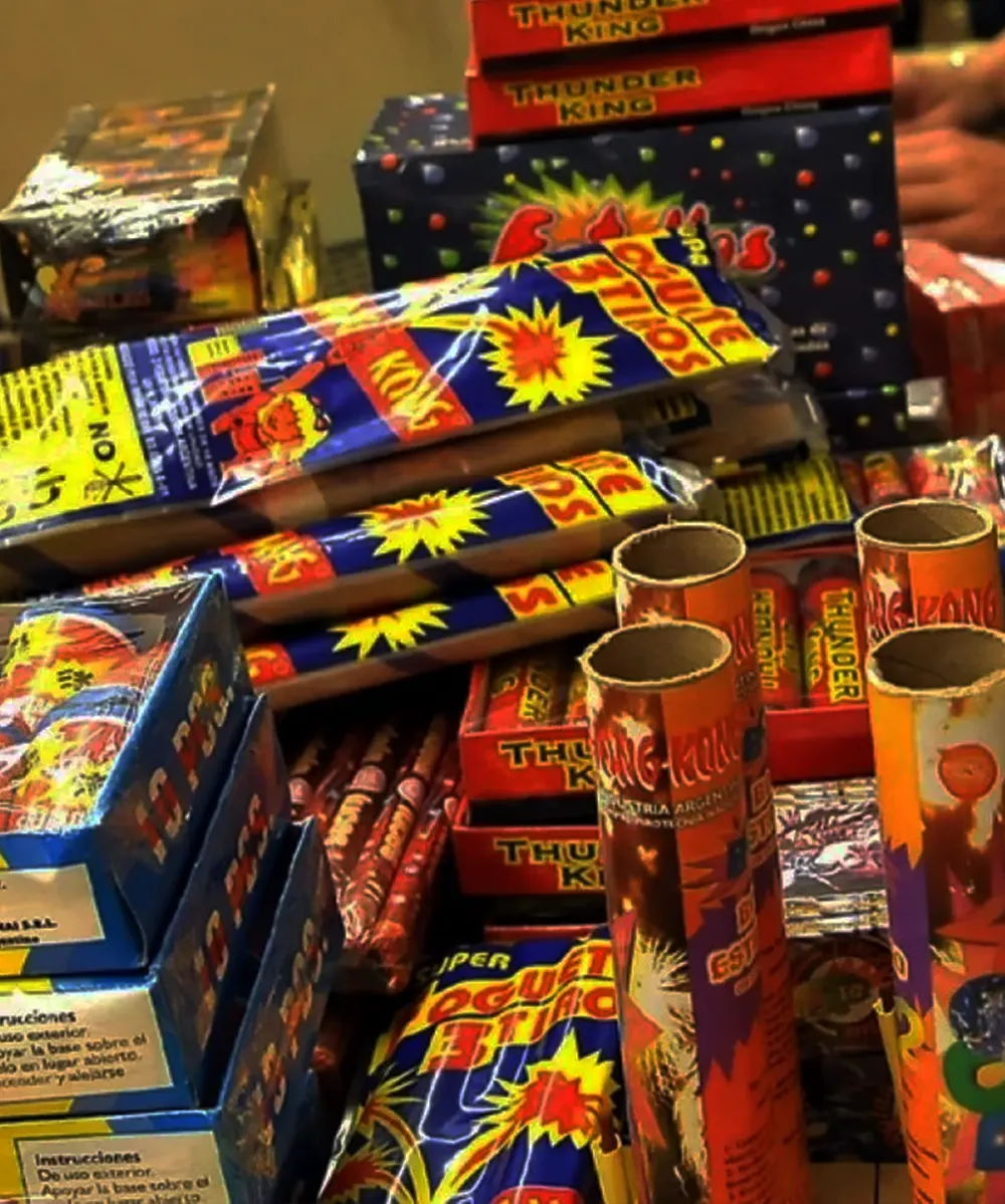 distintos art&iacute;culos de pirotecnia