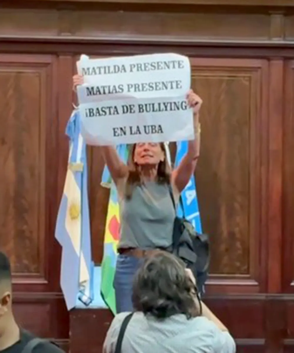 Rosana mostrando un cartel que decia: “Matilda presente, Matías presente. ¡Basta de bullying en la UBA!”