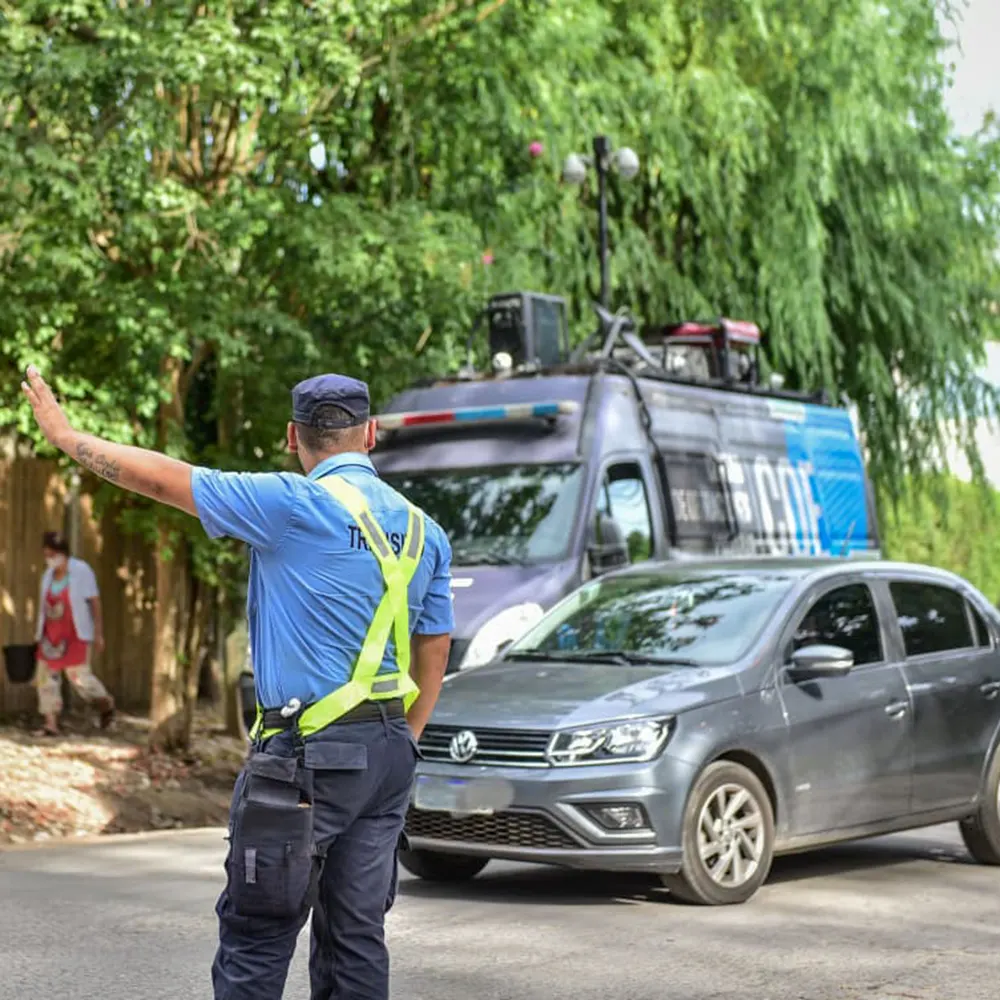 Agente de tránsito dirigiendo la circulación vehicular.