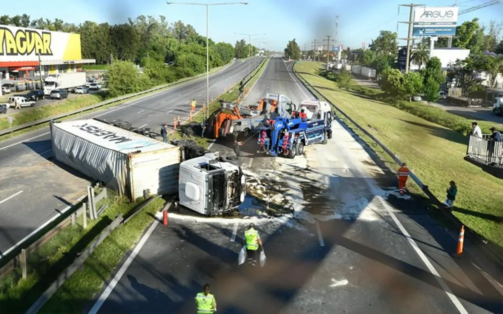 Colapso total: un camión volcó y bloqueó las dos manos de la Panamericana