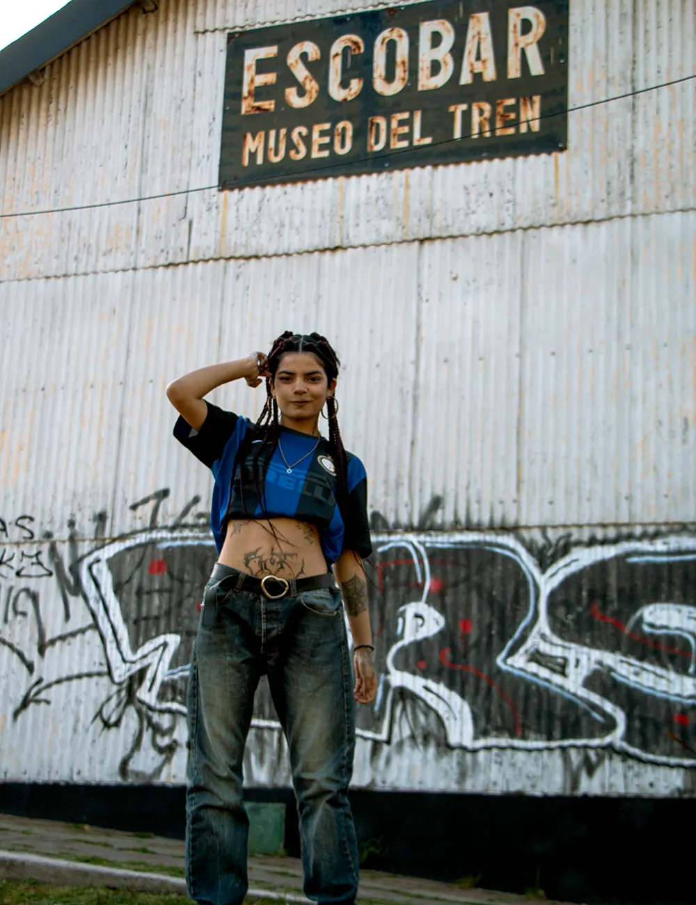 Zé Pequeña en una sesión de fotos en la estación de Escobar