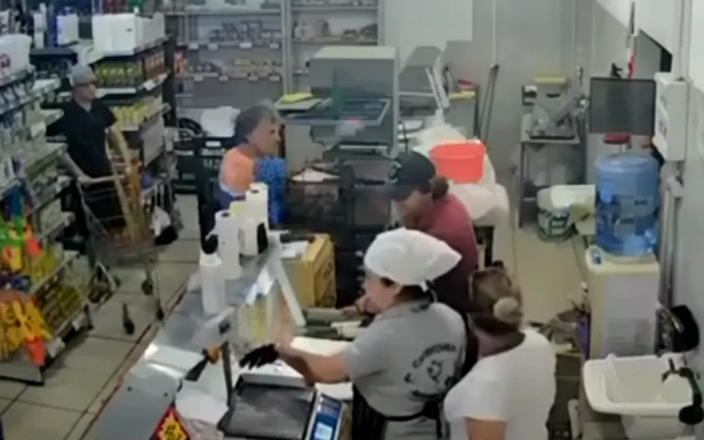 El hecho ocurrió dentro de un supermercado de la ciudad, donde el recolector ingresó al local y mantuvo una conversación directa con empleadas del comercio.