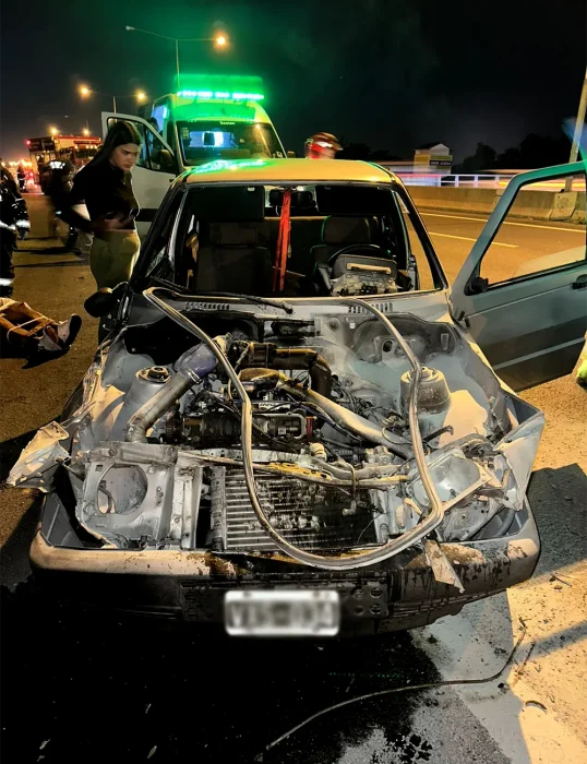 Parte delantera del Fiat Duna, que sufrió un principio de incendio tras chocar conta el camión