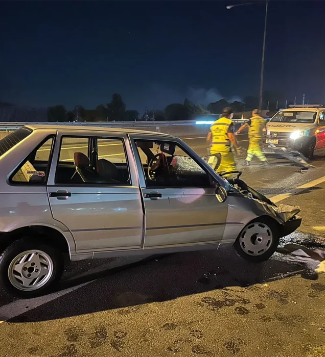 El auto Fiat Duna que choco contra el camión, detenido en la autopista