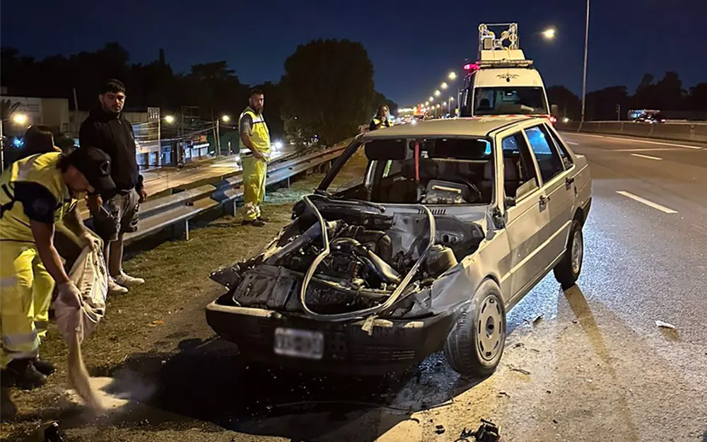Un auto chocó contra un camión y se incendió en el puente de Inmigrantes