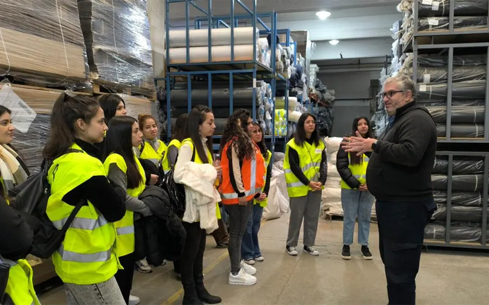 Jóvenes de la fundacion empujar visitando una fábrica.