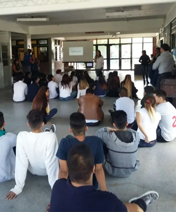 J&oacute;venes escuchando la cursada de la Fundaci&oacute;n Empujar.