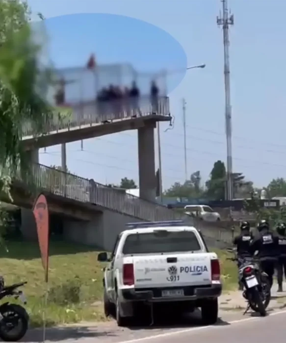 un hombre se sent&oacute; en el borde de un puente peatonal con intenciones de arrojarse .