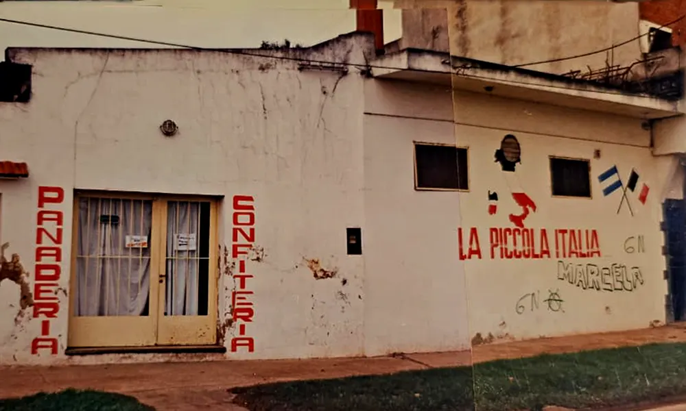 Fachada de La Piccola Italia en 1985