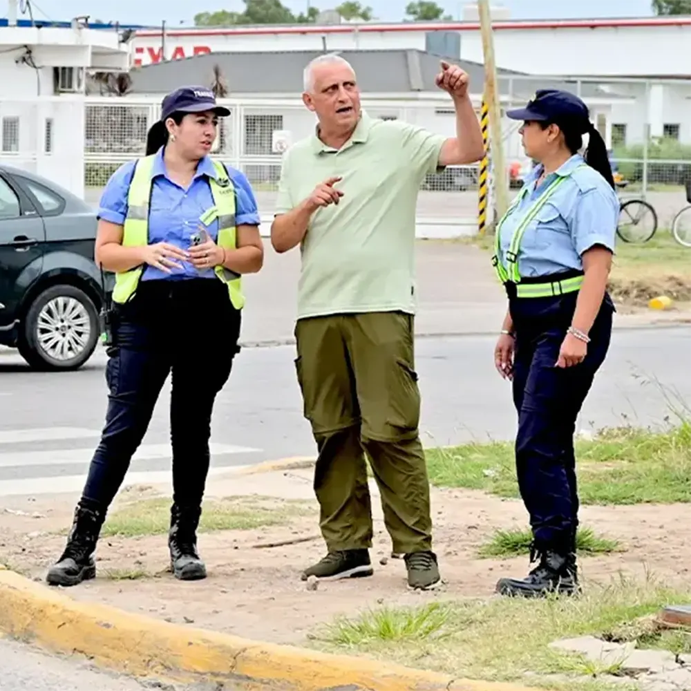 El secretario de la Agencia Municipal de Tránsito y Transporte, Luis Balbi charlando con personal de tránsito tras los cambios de circulación.