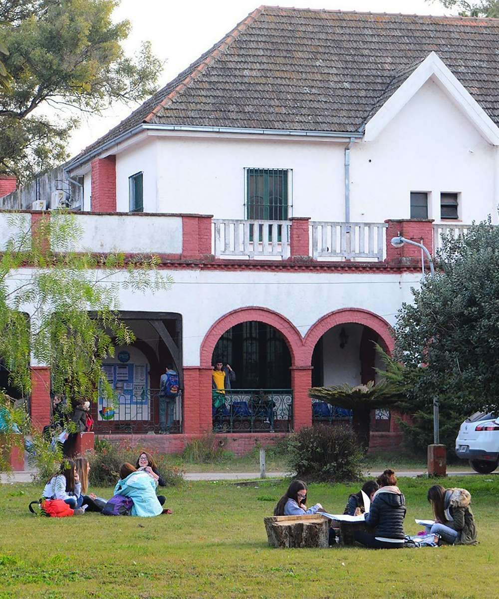 Fachada del edificio principal del Polo de Educaci&oacute;n Superior (PES) de Escobar