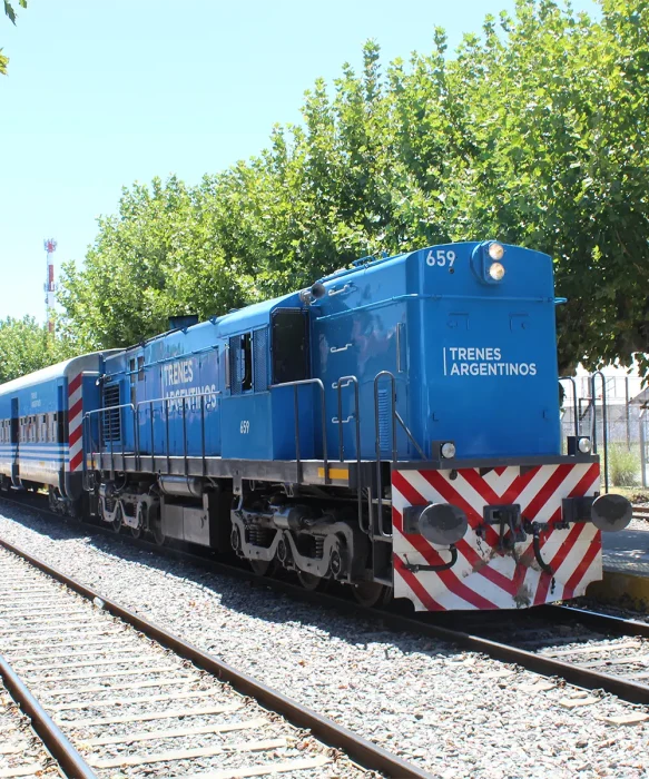 Formacion de Trenes Argentinos llegando a la estacion de Escobar rumbo a Ballester