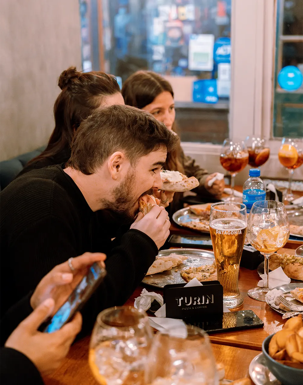 Gente disfrutando del ambiente en el nuevo local de Turin