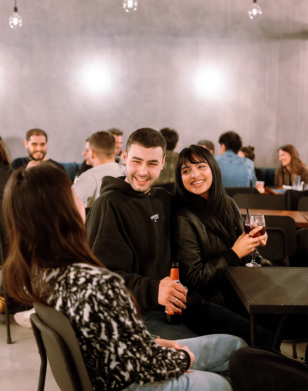 Gente disfrutando del ambiente en el nuevo local de Turin