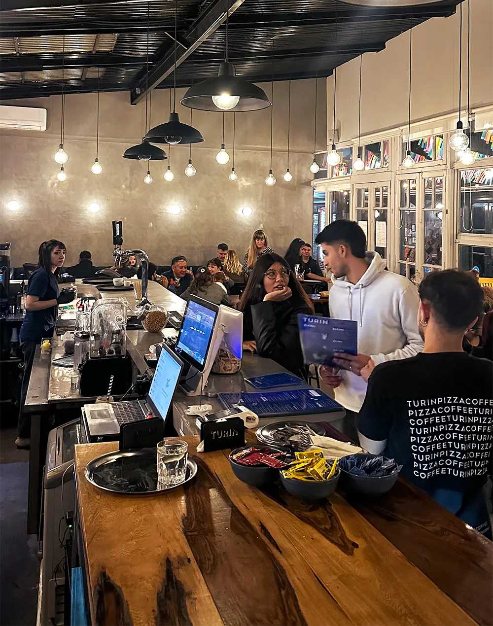 Gente disfrutando del ambiente en el nuevo local de Turin