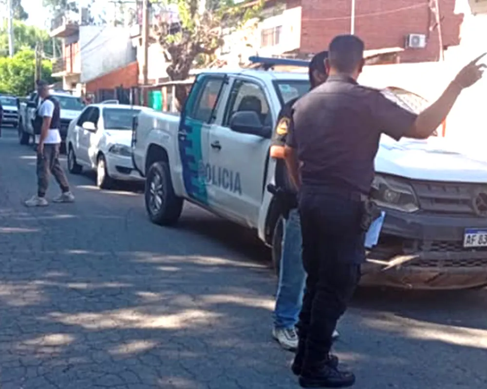 Personal policial durante el allanamineto en una vivienda en Maschwitz .