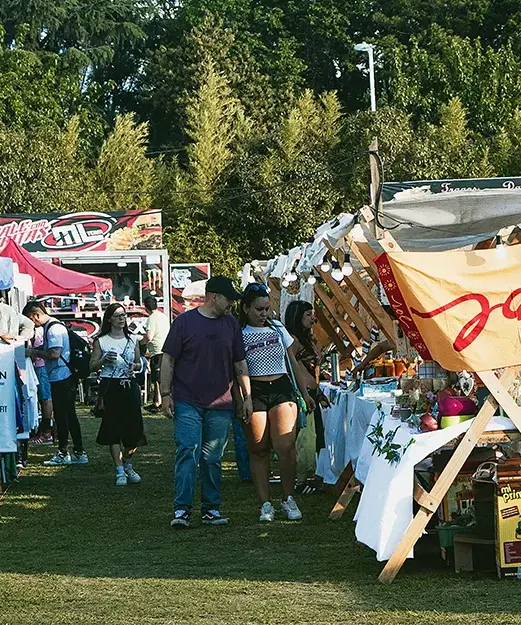 Personas recorriendo la feria de Alma Bohemia.
