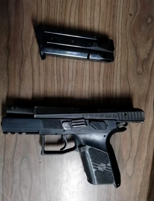 Arma incautada en el operativo