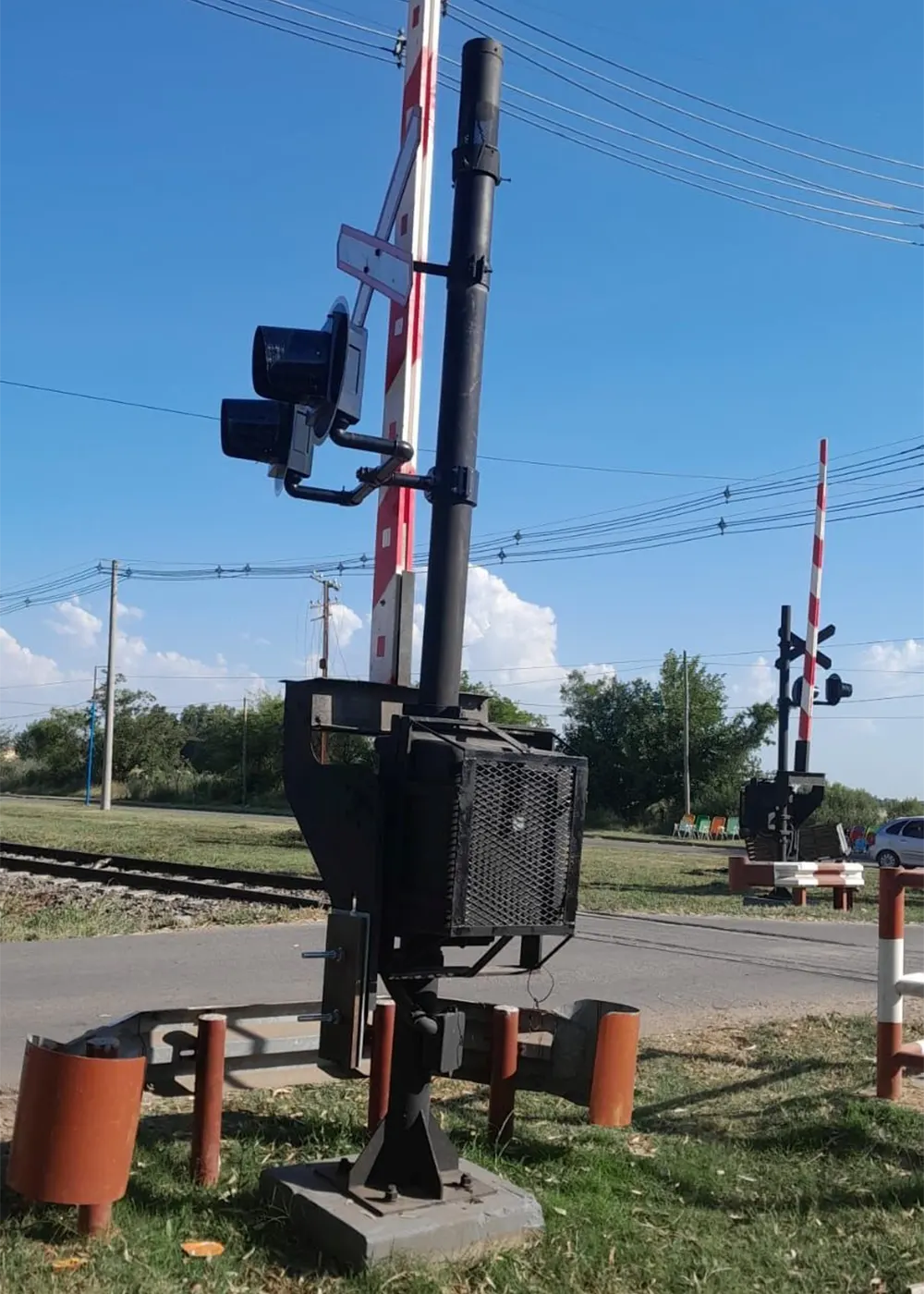 Barrera alta en el paso a nivel de la calle El Caballito Blanco