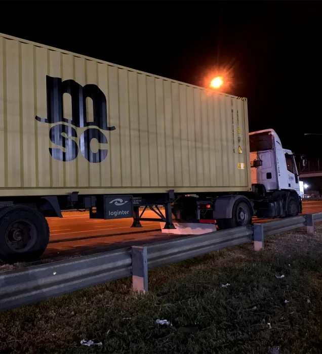 El camión Iveco detenido en la banquina