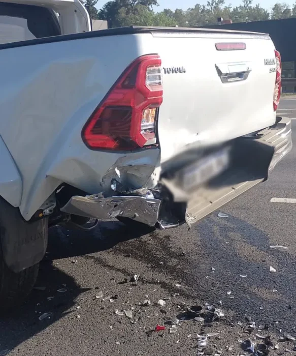 La camioneta presentaba abolladuras y roturas.