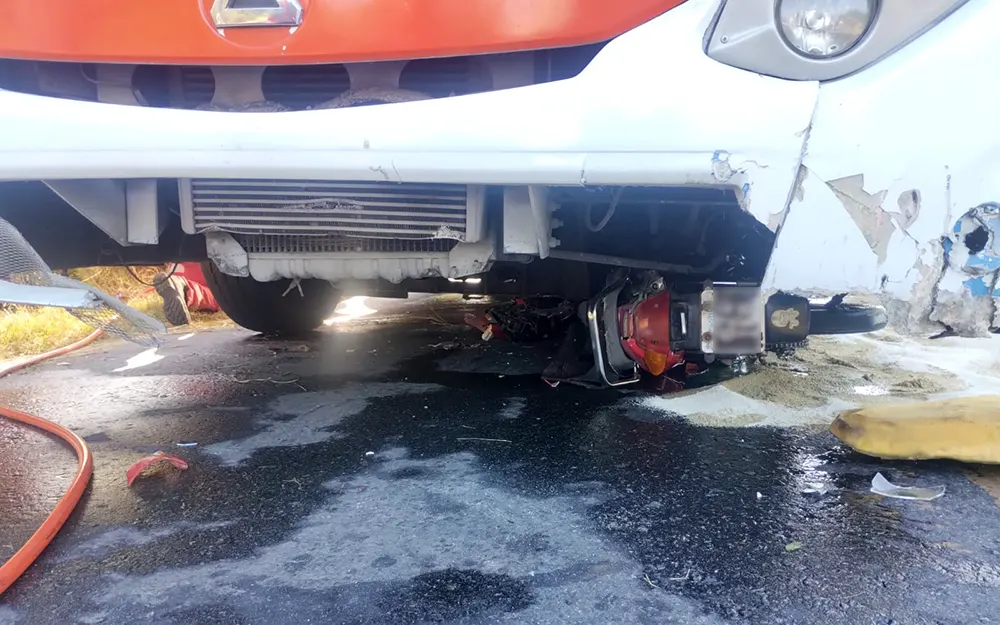 Una moto chocó y terminó debajo de un colectivo en la Colectora Este