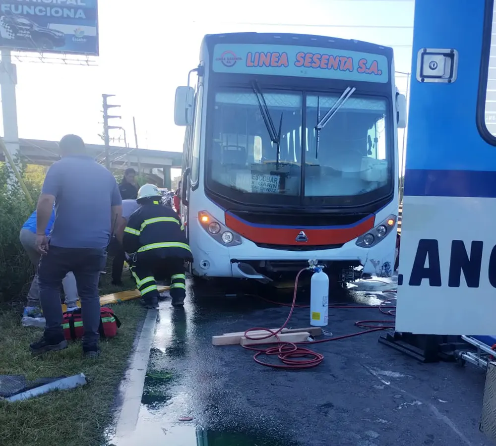 Bomberos Voluntarios de Escobar y personal de Defensa Civil trabajando en el lugar del choque.