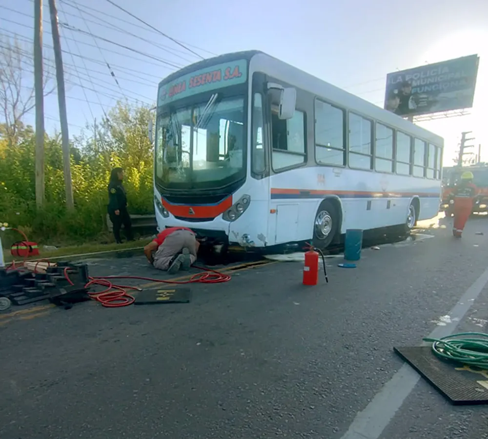 Bomberos Voluntarios de Escobar y personal de Defensa Civil. 