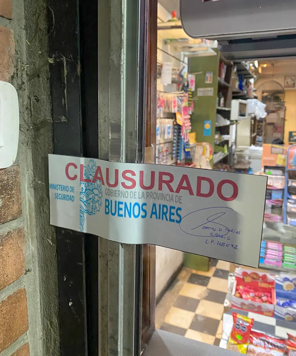 Faja de clausura en el local "El Turquito" sobre la avenida 25 de mayo.