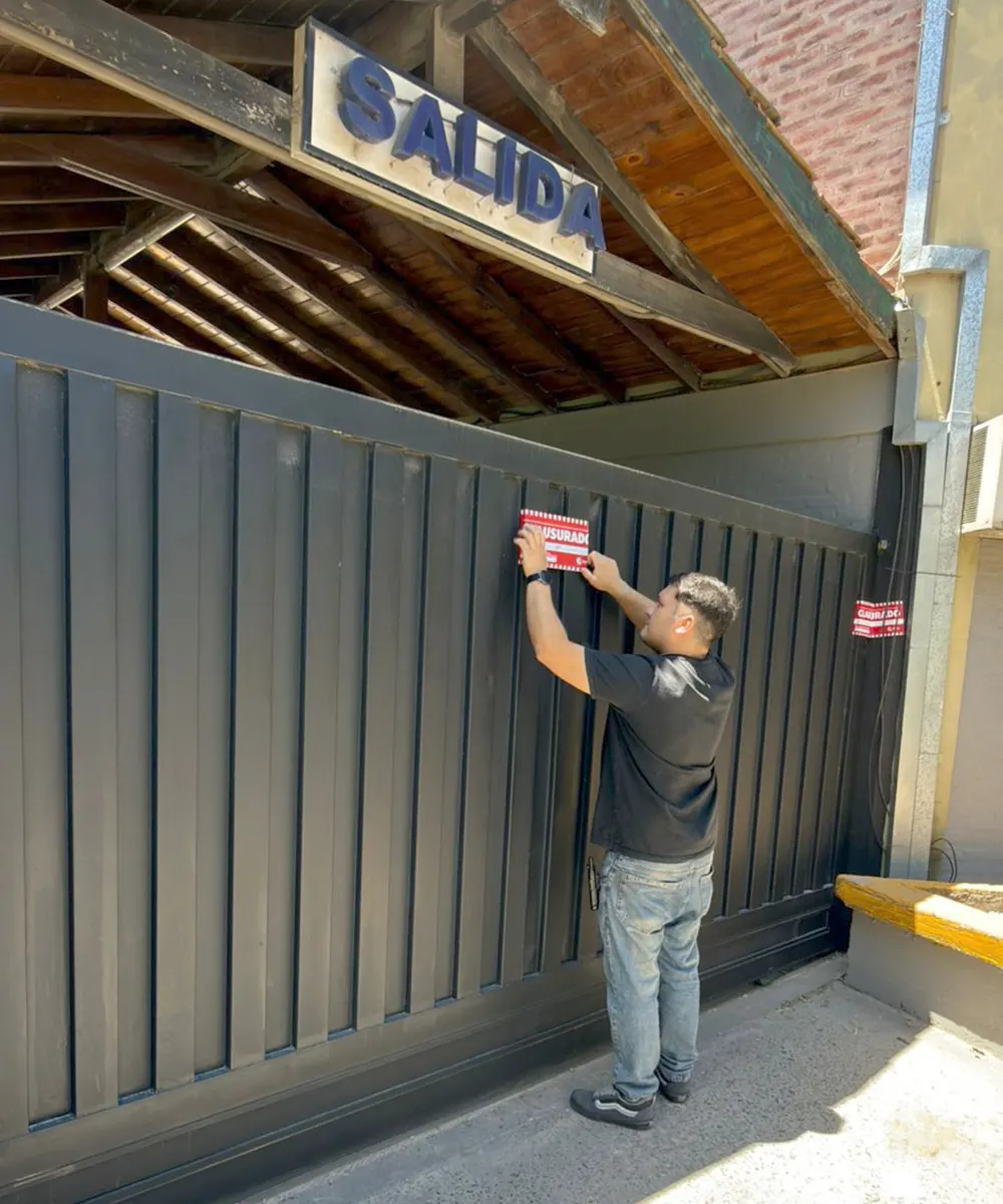 Cartel de clausura del Municipio de Escobar en el hotel Escondi2.