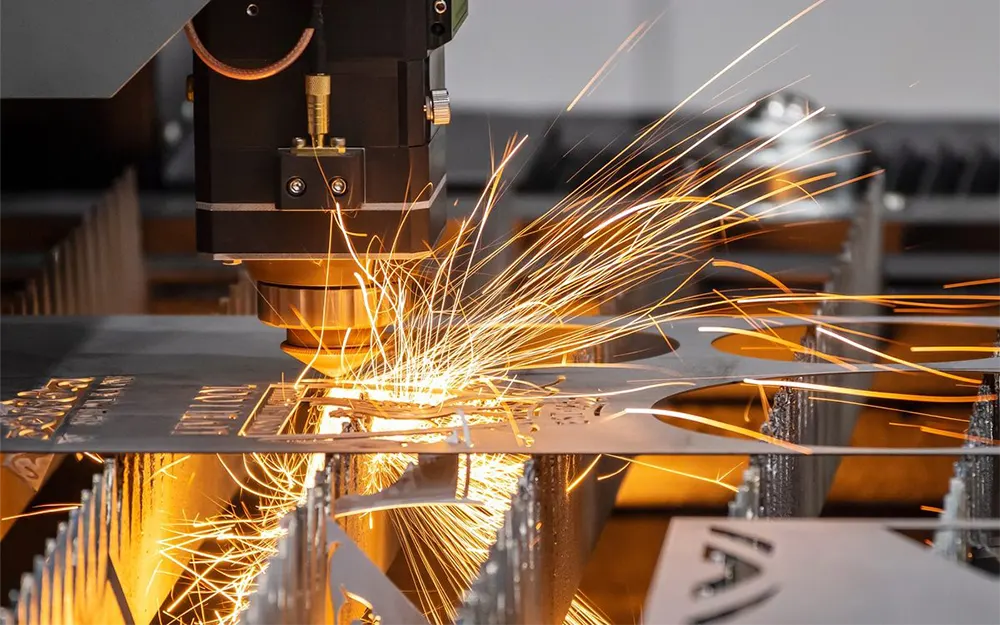 Aplicación del corte láser de metales en publicidad exterior y diseño de interiores