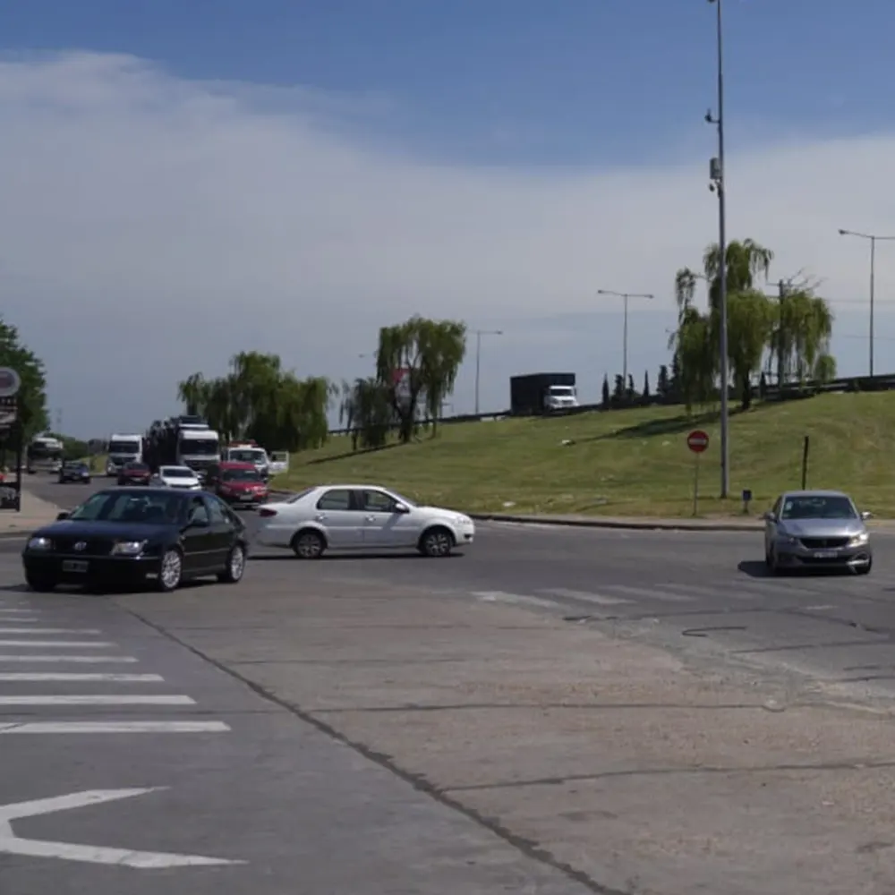 Autos circulando por la zona de El Curv&oacute;n en Gar&iacute;n con la nueva se&ntilde;alizaci&oacute;n vial del plan que modifica la circulaci&oacute;n y estacionamiento.