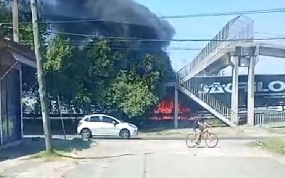 Un camión que transportaba barriles se prendió fuego en plena Panamericana