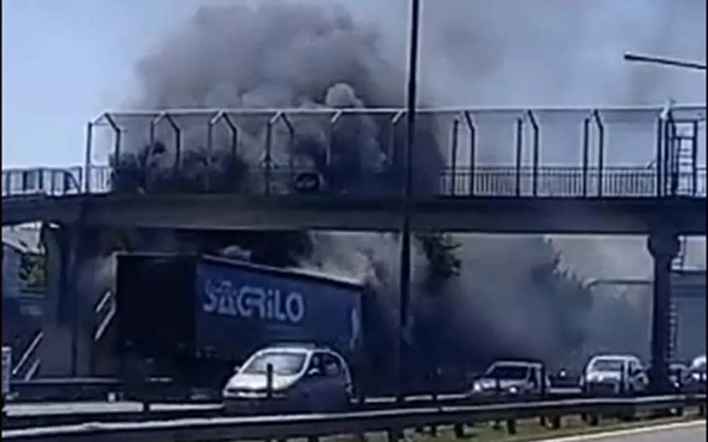 camión incendiándose en la panamericana