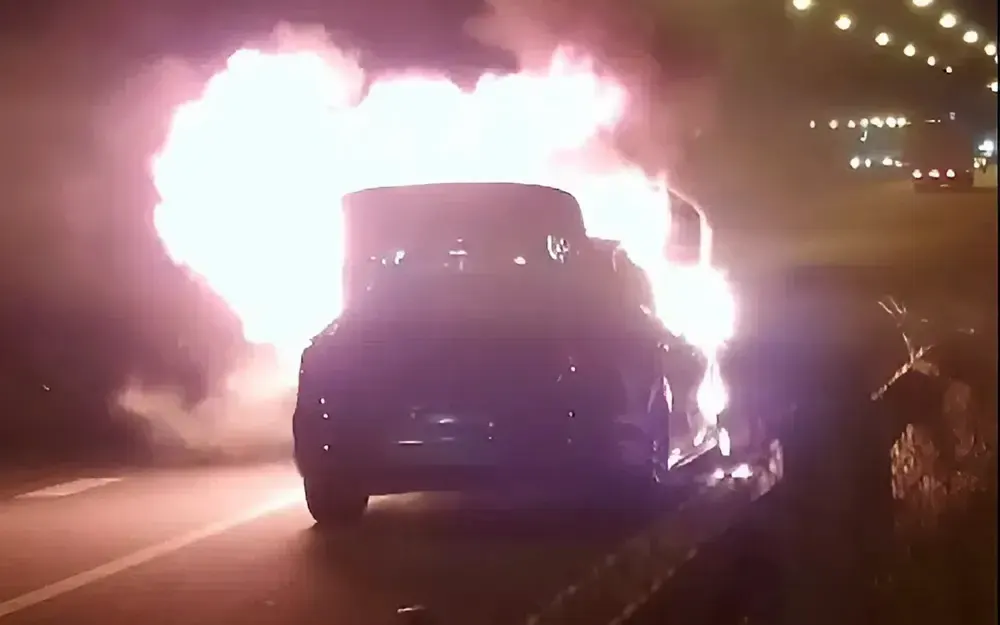 Un auto que circulaba por Panamericana se prendió fuego en la entrada de Escobar