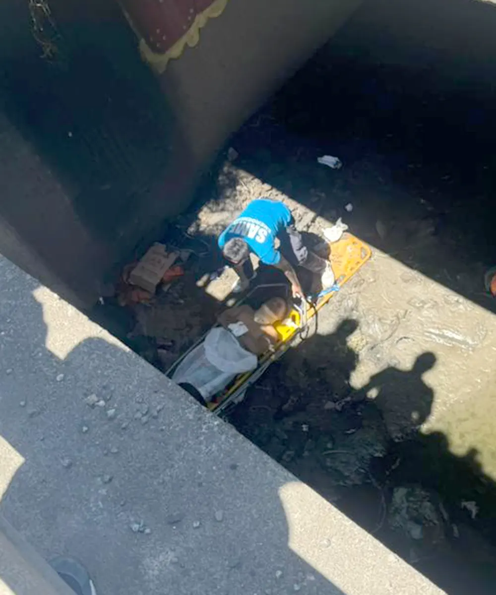 El operario de Autopista del Sol asistido por personal del SAME.