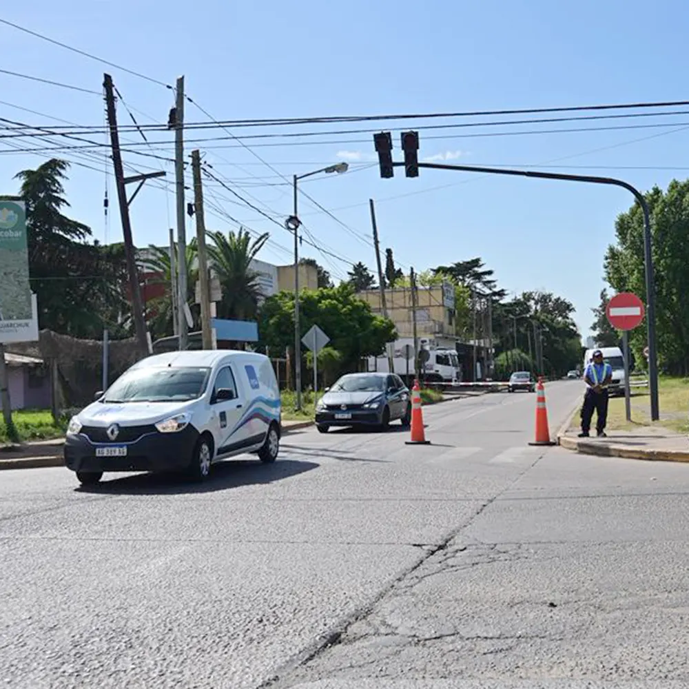 Cruce de Avenida de los Inmigrantes y Colectora con carteles indicadores y autos pasando.