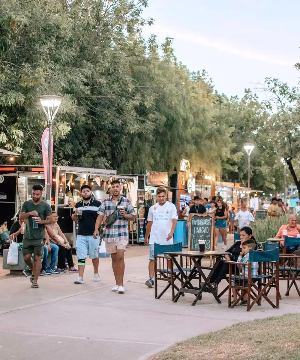 Vecinos disfrutando de las Peatonales de Verano.