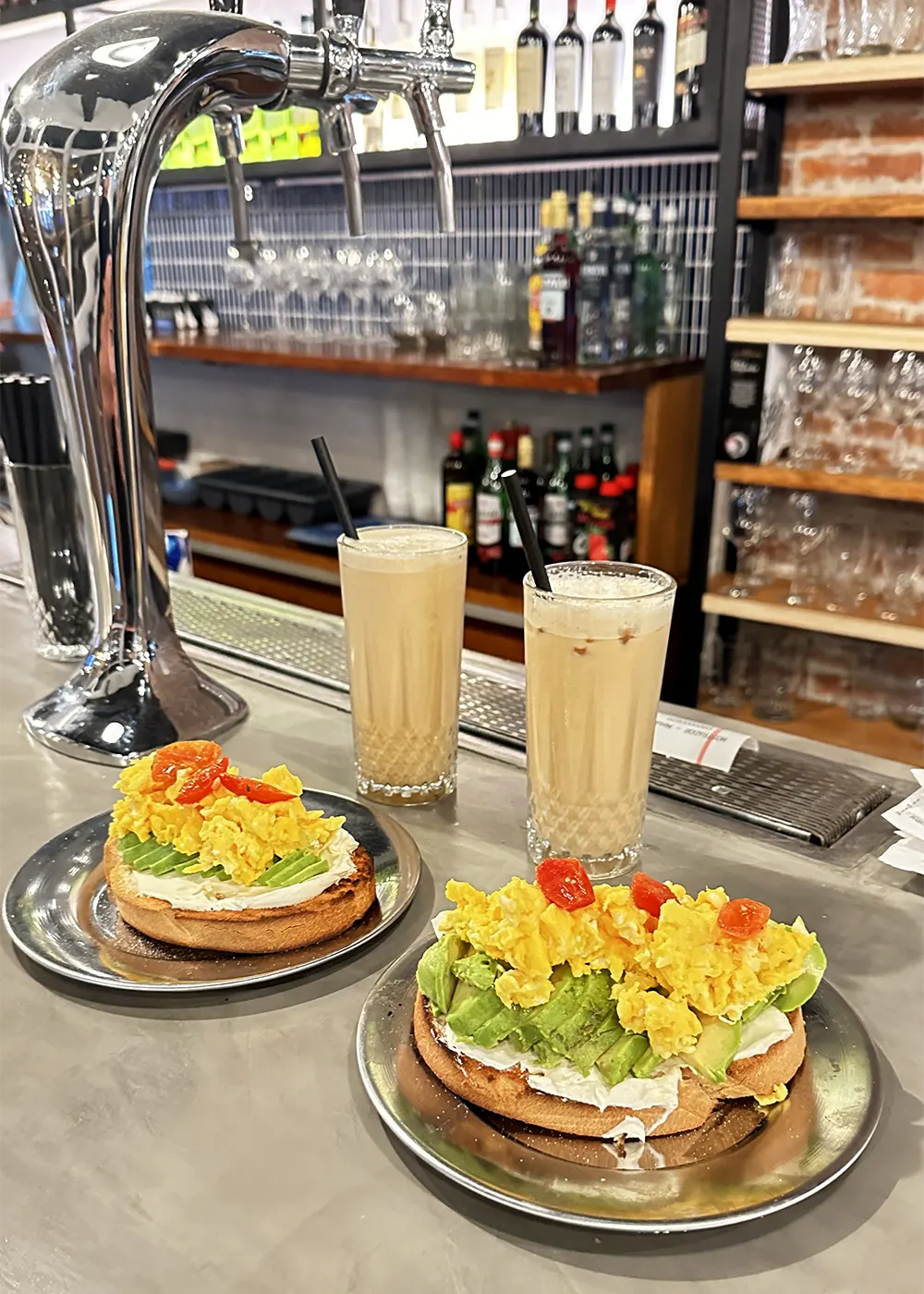 Oferta gastronomica de Turin. Milkshake y tostadas con guacamole