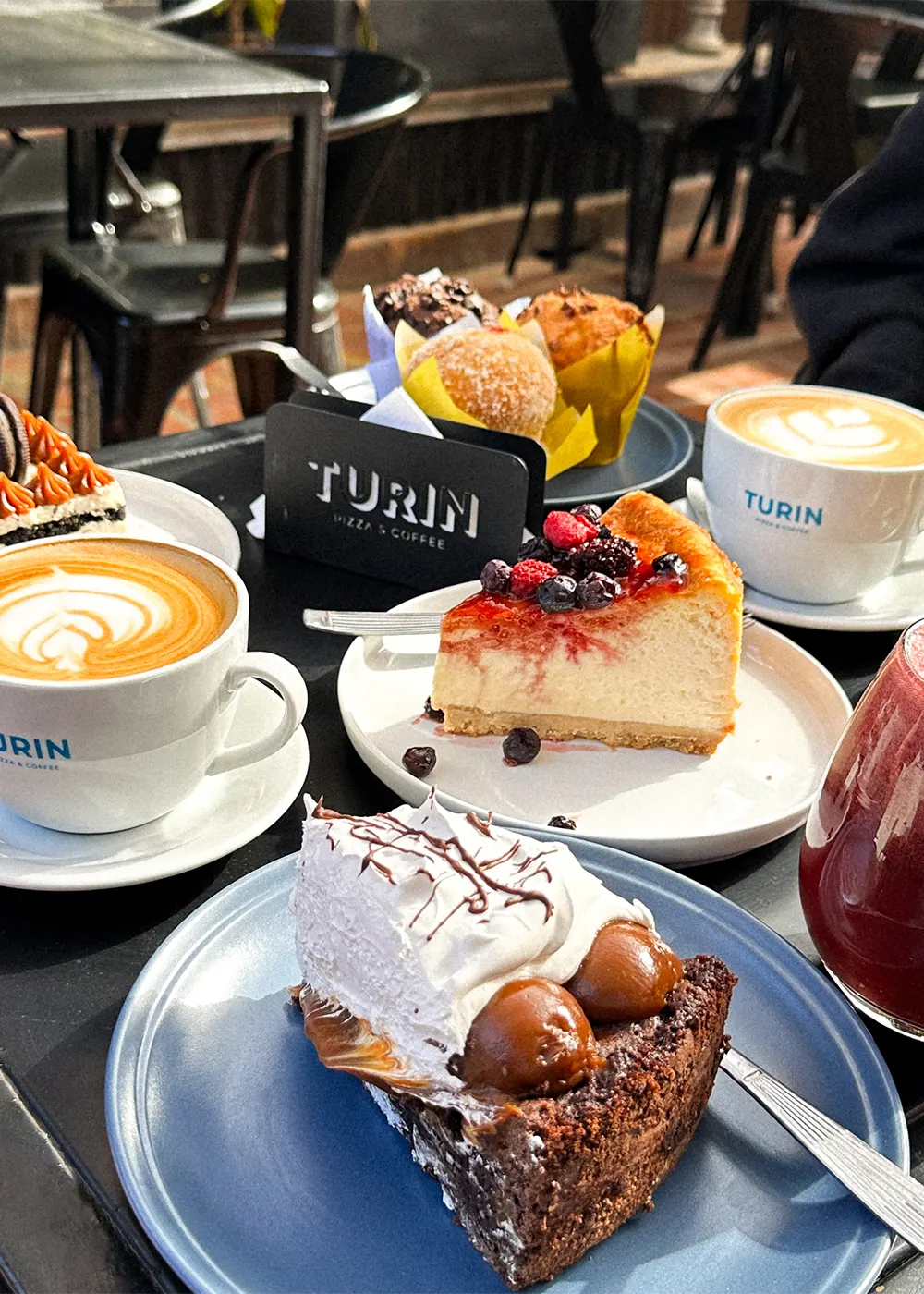 Oferta gastronomica de Turin. cafe con tortas